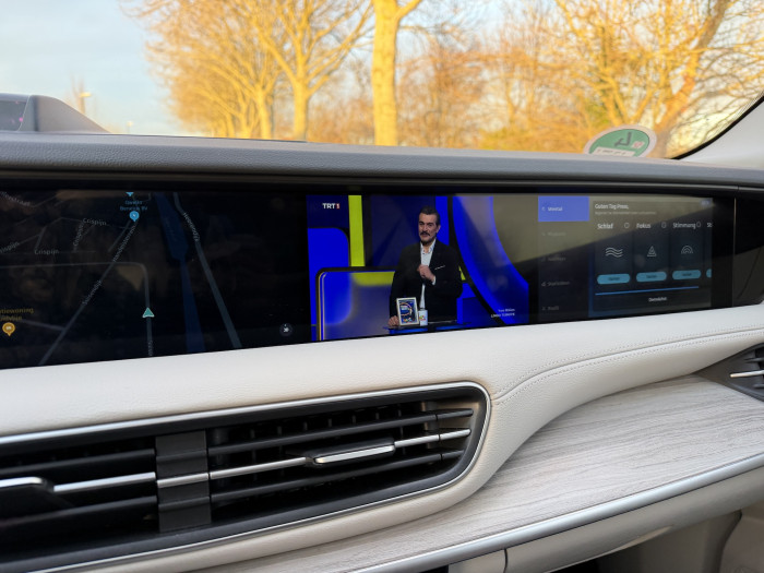 Während Youtube die Wiedergabe beim Fahren einstellt, läuft TRT weiter. (Bild: Dirk Kunde)